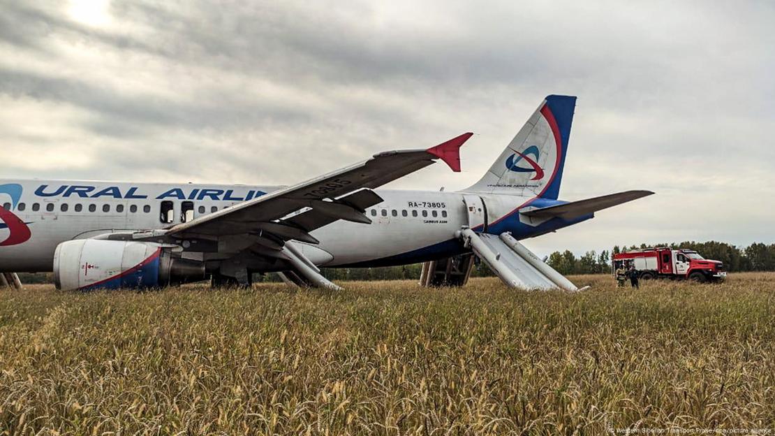 Самолет на руската авиокомпания "Урал" след аварийно кацане през септември 2023 г. край Убинское Самолет на руската авиокомпания "Урал" след аварийно кацане през септември 2023 г. край Убинское