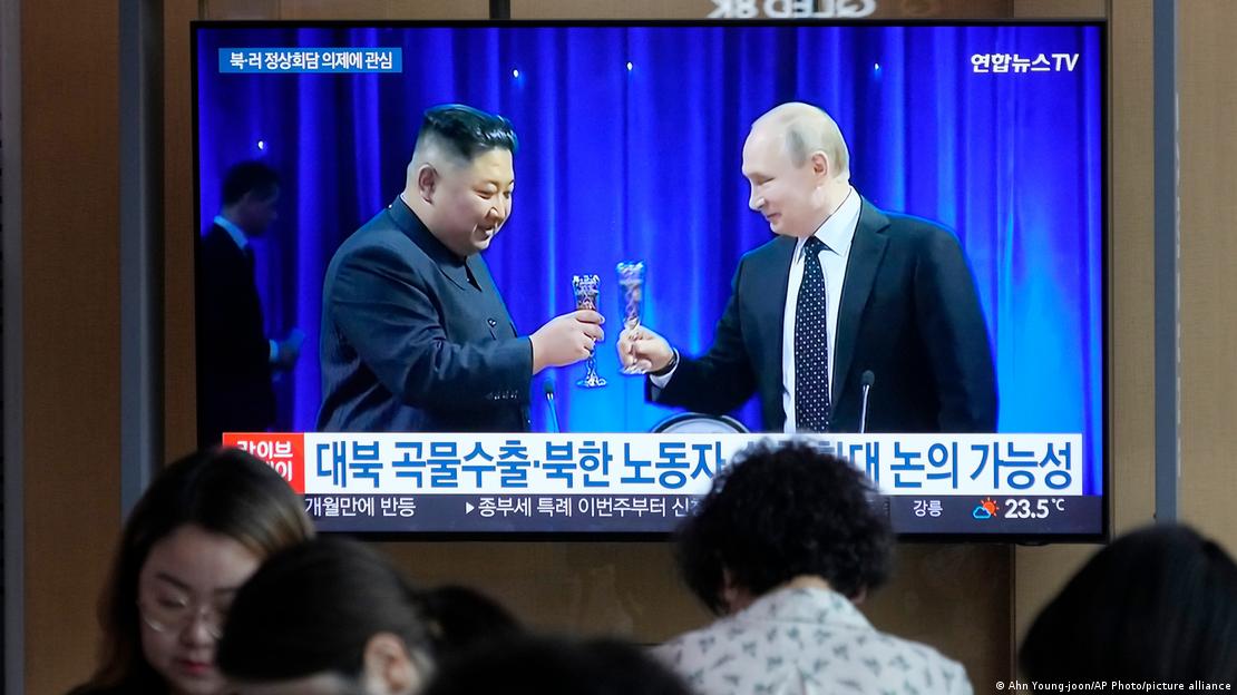 Kim Jong-un y Putin brindan en un encuentro pasado.