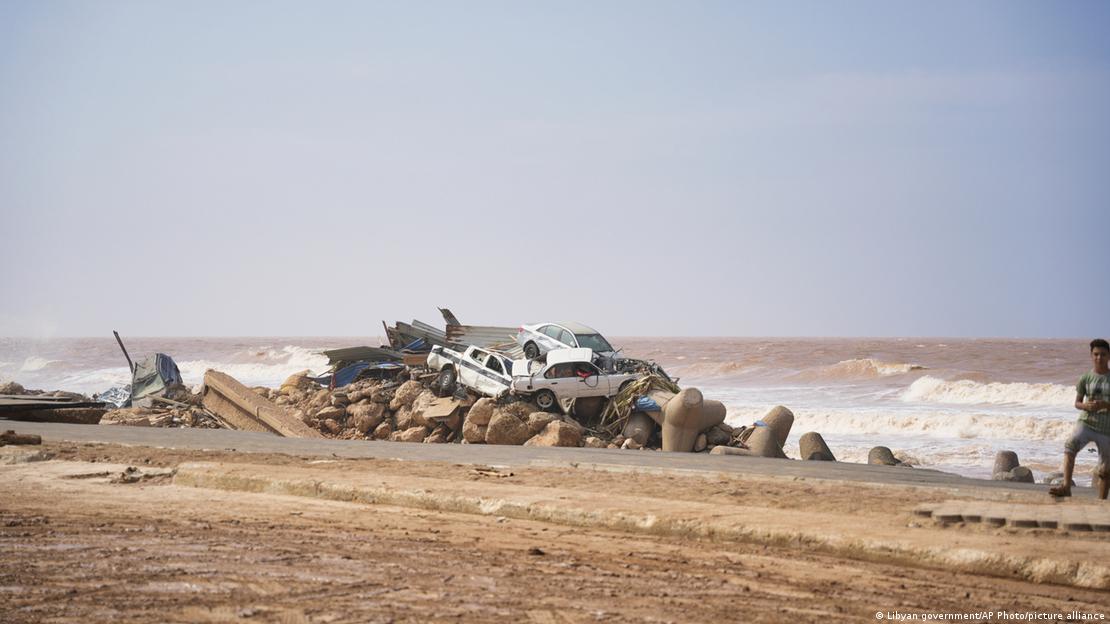 Возила и урнатини беа дотуркани до брегот на Средоземјето по катастрофалните поплави во Либија