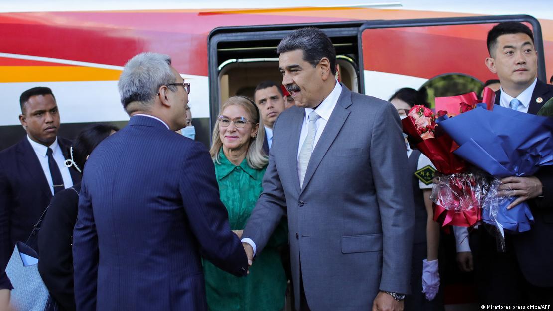 马杜罗受到中国官员的迎接