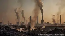 ***Archivbild***
+++Mongolei, China+++
INNER MONGOLIA, CHINA - NOVEMBER 04: Smoke billows from a large steel plant as a Chinese labourer works at an unauthorized steel factory, foreground, on November 4, 2016 in Inner Mongolia, China. To meet China's targets to slash emissions of carbon dioxide, authorities are pushing to shut down privately owned steel, coal, and other high-polluting factories scattered across rural areas. In many cases, factory owners say they pay informal 'fines' to local inspectors and then re-open. The enforcement comes as the future of U.S. support for the 2015 Paris Agreement is in question, leaving China poised as an unlikely leader in the international effort against climate change. U.S. president-elect Donald Trump has sent mixed signals about whether he will withdraw the U.S. from commitments to curb greenhouse gases that, according to scientists, are causing the earth's temperature to rise. Trump once declared that the concept of global warming was created by China in order to hurt U.S. manufacturing. China's leadership has stated that any change in U.S. climate policy will not affect its commitment to implement the climate action plan. While the world's biggest polluter, China is also a global leader in establishing renewable energy sources such as wind and solar power. (Photo by Kevin Frayer/Getty Images)