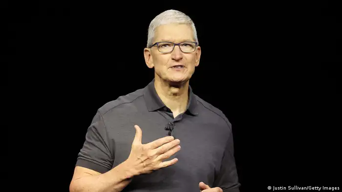 图为苹果公司总裁库克12日在苹果产品发表会上发言。