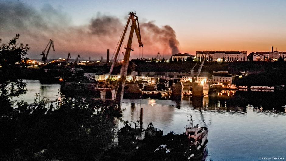 Dim iznad luke u Sevastopolju nakon ukrajinskog udara