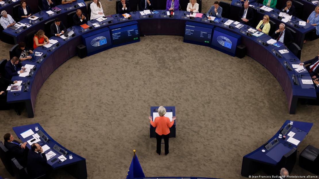 Η φον ντερ Λάιεν κατά την εκφώνηση της ομιλίας στο Ευρωκοινοβούλιο