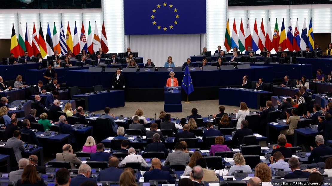 Η Ούρσουλα φον ντερ Λάιεν κατά την εκφώνηση της ομιλίας της στο Ευρωκοινοβούλιο