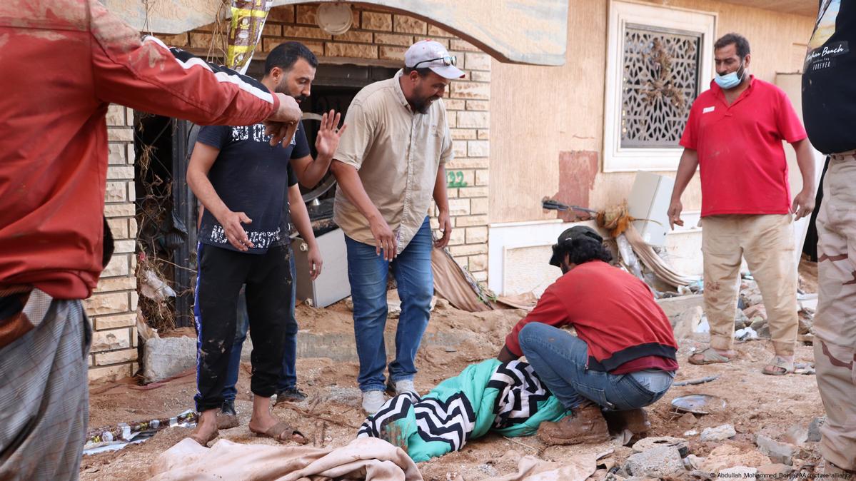 Many Derna residents were buried under the mudslides or swept into the sea. Rescue workers find victims among the debris and wrap them in blankets. Derna resident Mustafa Salem told the Reuters news agency that he had lost 30 family members.