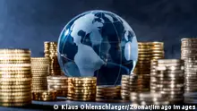 Geld regiert die Welt Weltkugel und Stapel mit M¸nzen. Geld regiert die Welt Copyright: xZoonar.com/KlausxOhlenschlaegerx 18675241