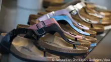 13.09.2023, Berlin: Birkenstock-Modelle stehen in einem Ladengeschäft des Schuhherstellers. Das Unternehmen will in New York an die Börse gehen. Foto: Sebastian Christoph Gollnow/dpa +++ dpa-Bildfunk +++