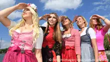 08.09.2018, Bayern, Herrsching: Die Models Christine Klenner (l-r), in Dirndl Liebe, (l-r) Miriam Franz, in Trachten Angermaier, Katarina Pauer, in Samtherz, Sabrina Rettenbeck, in Cocovero und Ksenija Schmidtke, in Dirndlpunk by Angelika Zwerenz stehen am Ammersee. Sie präsentierten Dirndltrends für die diesjährige Wiesn. Foto: Felix Hörhager/dpa