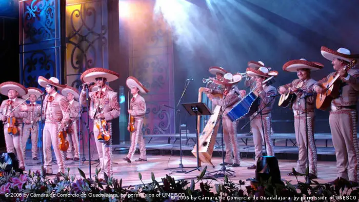 Mariachi-Band mit Streichern auf der Bühne (Foto: 2006 by Cámara de Comercio de Guadalajara, by permission of UNESCO)