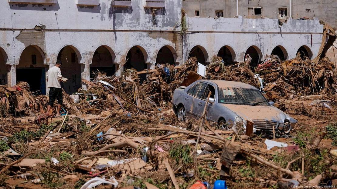 Un automóvil suspendido sobre ruinas, y destruidos en una calle en Derna, Libia.