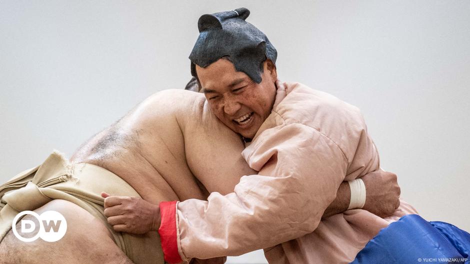 Japan Restaurant sumo show attracts tourists locals DW 09 16