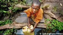 Das Hilfsprojekt 2aid.org sammelt Spenden für sauberes Trinkwasser in Uganda. 2010 war die Initiatorin Anna Vikky vor Ort beim Brunnenbau dabei. (Foto: 2aid.org/Falco Peters)