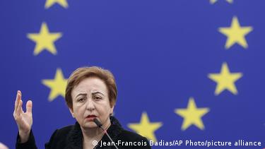 شیرین عبادی با پسزمینه پرچم اروپا شیرین عبادی با پسزمینه پرچم اروپا