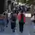 چهار زن بدون حجاب از پشت سر در یک خیابان