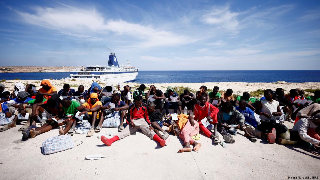 Μετανάστες κοντά στο λιμάνι της Λαμπεντούζα