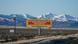 Un cartel que dice "Ecosistemas sobre litio" delante del panorama del volcán McDermitt Un cartel que dice "Ecosistemas sobre litio" delante del panorama del volcán McDermitt