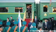 无论朝鲜是否已面向外国人开放边境，这个国家最近确实显示出重新开放的迹象。图为金正恩在9月中旬乘坐火车、访问俄罗斯远东地区