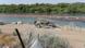 Un vehículo de la Guardia Nacional de Texas permanece detenido junto al río Grande, al sur de Eagle Pass, donde una cadena de boyas de 1000 pies ha sido colocada en el río para disuadir el cruce de migrantes hacia Texas. (Foto de archivo: 22.08.2023) Un vehículo de la Guardia Nacional de Texas permanece detenido junto al río Grande, al sur de Eagle Pass, donde una cadena de boyas de 1000 pies ha sido colocada en el río para disuadir el cruce de migrantes hacia Texas. (Foto de archivo: 22.08.2023)
