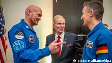 Die deutschen ESA Astronauten Alexander Gerst (l) und Matthias Maurer sprechen mit Bill Nelson (M), Chef der NASA, bei der Unterzeichnung des Beitritts Deutschlands zum Raumfahrtprogramm Artemis. Beim Artemis Accord haben sich zahlreiche Länder verpflichtet die US geführte Mond Mission 2025 zu unterstützen.