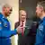 Німецькі астронавти Александер Герст і Маттіас Маурер розмовляють на церемонії підписання угод з главою NASA Біллом Нельсоном 14 вересня 2023 року.