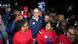 El presidente de United Auto Workers, Shawn Fain, junto a los miembros del UAW en huelga en la planta de ensamblaje de Ford en Wayne, Michigan. El presidente de United Auto Workers, Shawn Fain, junto a los miembros del UAW en huelga en la planta de ensamblaje de Ford en Wayne, Michigan.
