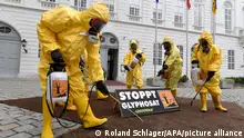 02.07.2019
Mitglieder der Umweltorganisation Greenpeace tragen gelbe Schutzkostüme und Schutzmasken im Rahmen einer Protestaktion zum Thema Glyphosat-Verbot vor Beginn einer Sitzung des Nationalrates. In Österreich zeichnet sich ein Totalverbot des umstrittenen Unkrautvernichters Glyphosat ab. Die FPÖ hat am Dienstag während einer Parlamentsdebatte ihre Zustimmung zu einem SPÖ-Antrag signalisiert. +++ dpa-Bildfunk +++