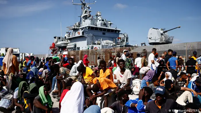 عند وصولهم إلى لامبيدوزا، يتعين على المهاجرين انتظار القوارب التي تنقلهم إلى المدن الإيطالية
