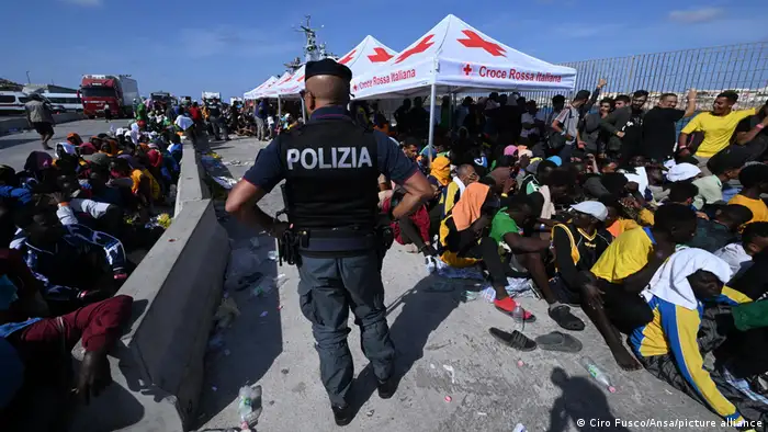 المئات من المهاجرين يصلون إلى جزيرة لامبيدوزا الايطالية 
