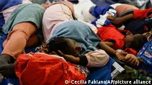 14.9.2023 ** Foto Cecilia Fabiano /LaPresse 14 – 9— 2023—Lampedusa — Italia — Migranti, emergenza umanitaria nell’isola di , Lampedusa, accoglienza al collasso per gli sbarchi continui dei migranti — Nella Foto : migranti dormono in strada .September 14, 2023 — Lampedusa — Italy — News — Migrants , Lampedusa island in humanitarian emergency for frequent disembarking of migrants — in the Photo : migrants sleeping outside the hotspot (Credit Image: © Cecilia Fabiano/LaPresse via ZUMA Press