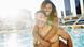 Mujer a hombros de un hombre en la piscina. Mujer a hombros de un hombre en la piscina.