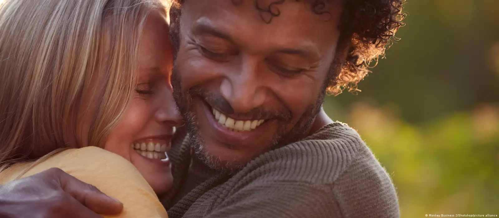 Feliz Aniversário Engraçado GIF: O Cartão que Fez Meu Pai Rir Tanto Que  Esqueceu o Bolo, image size:1600x700