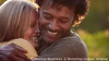الفكاهة قد تقوي العلاقة بين الشريكين وتجعلهما أكثر ارتباطا ؟ صورة رمزية