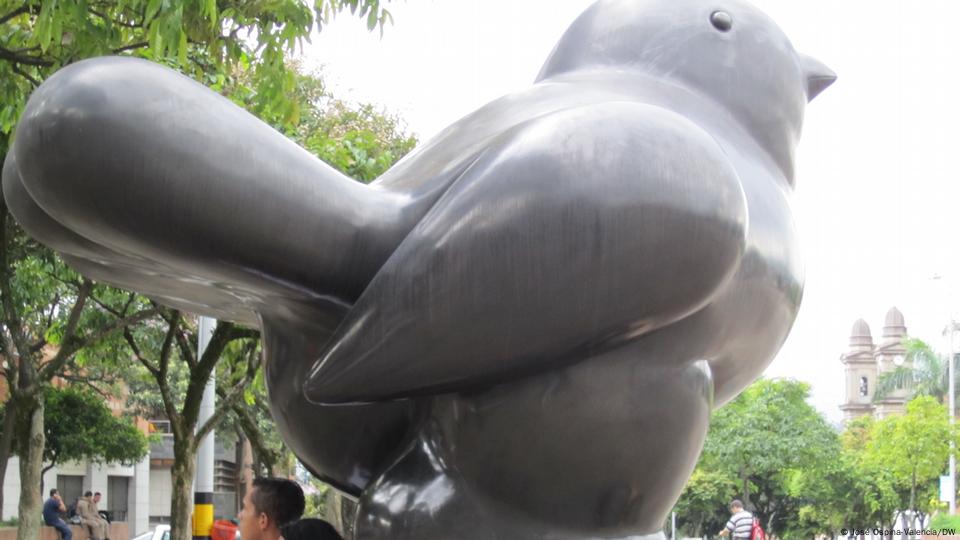 Escultura de un pájaro, obra del colombiano Fernando Botero. Escultura de un pájaro, obra del colombiano Fernando Botero.