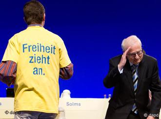 FDP-Fraktionschef Brüderle grüßt Mann in T-Shirt mit dem Motto 'Freiheit zieht an' (Foto: dapd)