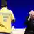 FDP-Fraktionschef Brüderle grüßt Mann in T-Shirt mit dem Motto 'Freiheit zieht an' (Foto: dapd)