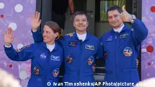 15/09/2023**In this photo released by Roscosmos space corporation, from left, NASA astronaut Loral O'Hara, Roscosmos cosmonauts Oleg Kononenko and Nikolai Chub, crew members of the new mission to the International Space Station, ISS, wave prior the launch of Soyuz MS-24 space ship in Russian leased Baikonur cosmodrome, Kazakhstan, Friday, Sept. 15, 2023. (Roscosmos space corporation, via AP)