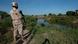 Un soldado de República Dominicana vigila desde la orilla del río Masacre, frontera natural con Haití, río abajo de la construcción de un canal en suelo haitiano, que ha provocado una disputa entre ambos gobiernos. (15.09.2023) Un soldado de República Dominicana vigila desde la orilla del río Masacre, frontera natural con Haití, río abajo de la construcción de un canal en suelo haitiano, que ha provocado una disputa entre ambos gobiernos. (15.09.2023)