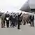 Kim Jong Un berührt die Spitze eines Militärflugzeugs