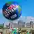 Eine aufgeblasener Ballon in als Erde mit der Aufschrift "Klima retten" für dem deutschen Bundestag