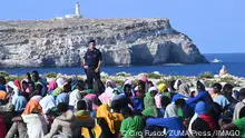 News Bilder des Tages September 15, 2023, Lampedusa: Migrants wait in Cala Pisana to be transferred to other places from the island of Lampedusa, southern Italy, 15 September 2023. A record number of migrants and refugees have arrived on the Italian island of Lampedusa in recent days. Lampedusa s city council declared a state of emergency on 13 September evening after a 48-hour continuous influx of migrants. In the morning of September 14, nearly 7,000 migrants were on the island. ANSA/CIRO FUSCO Lampedusa PUBLICATIONxINxGERxSUIxAUTxONLY - ZUMAa110 20230915_zaf_a110_047 Copyright: xCiroxFuscox