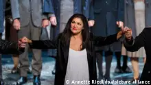Anna Netrebko, Opernsängerin verbeugt sich zum Schlussapplaus in der Staatsoper Unter den Linden, nachdem sie Lady Macbeth in der Aufführung „Macbeth“ gesungen hat. Wegen ihres Auftrittes gibt es Proteste vor und nach dem Auftritt, da ihr Unterstützung Putins vorgeworfen wird. +++ dpa-Bildfunk +++