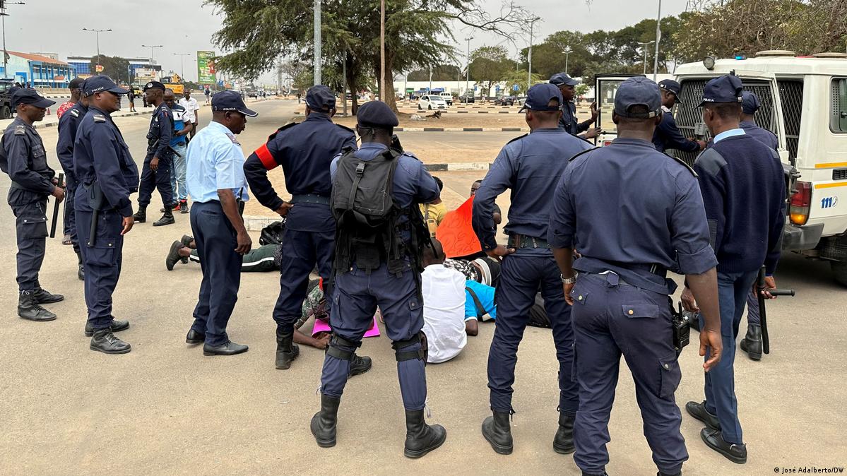 Angola Riot Police Angola: Polícia angolana trava protesto e detém ativistas