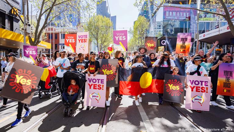 Thousands of Australians rally for Indigenous rights vote – DW – 09/17/2023