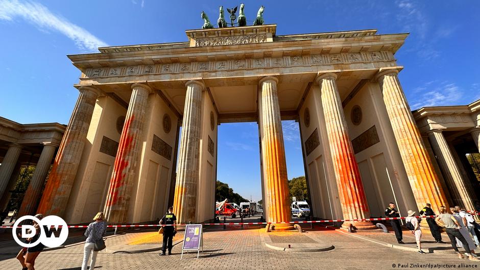 Klimaatactivisten spuiten de Brandenburger Tor oranje – DW – 17-09-2023