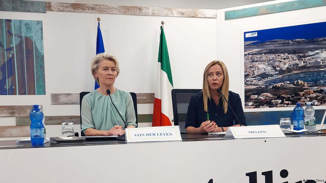 Presidentja e Komisionit Evropian, Ursula von der Leyen dhe kryeministrja italiane, Giorgia Meloni, ulur në tryezë në një konferencë të përbashkët shtypi në Lampedusa