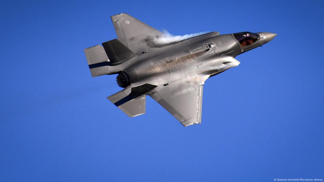 Avioni luftarak amerikan F-35B Lightning II në fluturim Avioni luftarak amerikan F-35B Lightning II në fluturim