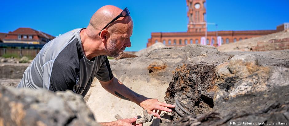 O arqueólogo Eberhard Völker lidera as escavações no centro histórico de Berlim
