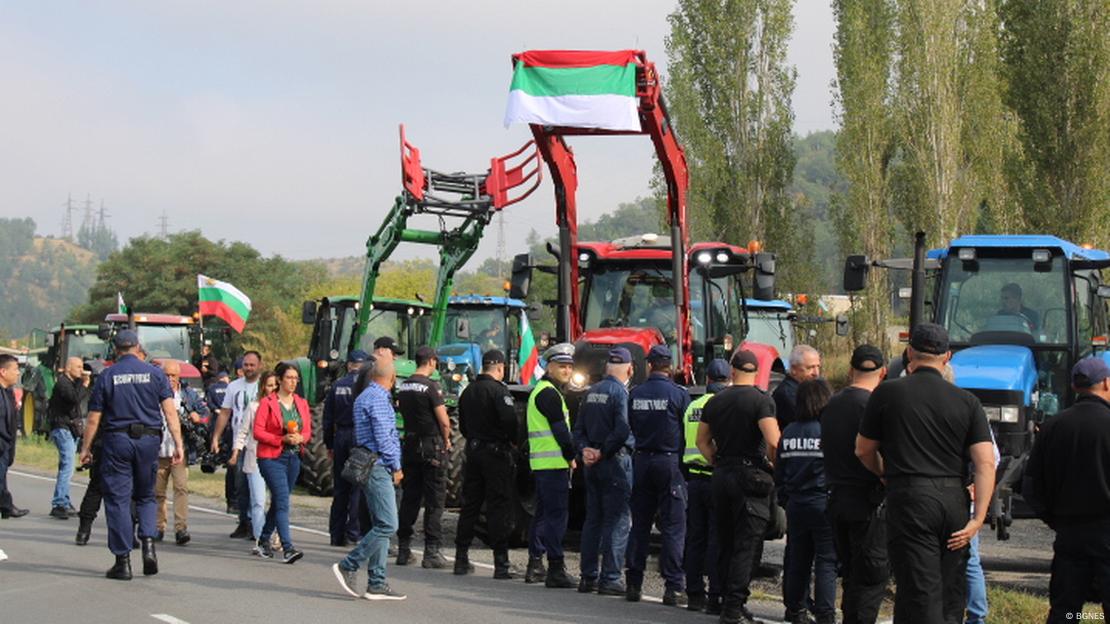 Полицаи и протестиращи: кадър от протеста на 18 септември 2023 край Благоевград 