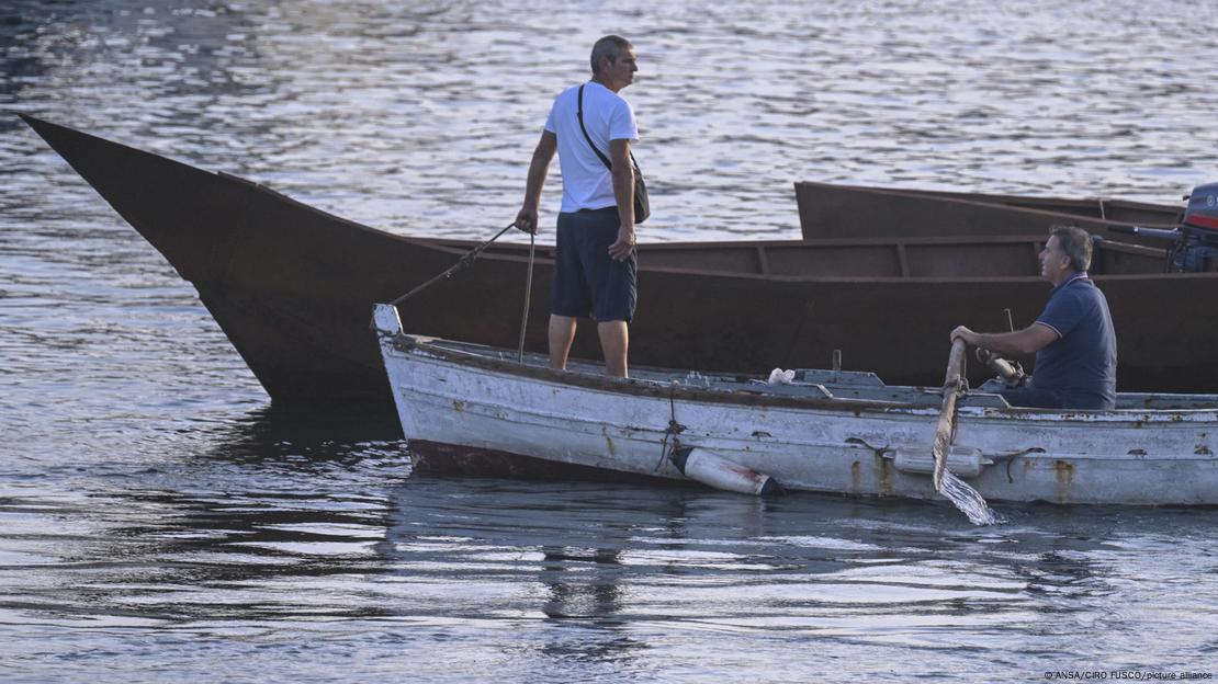 Um dos barcos usados pelos migrantes é puxado para terra em Lampedusa